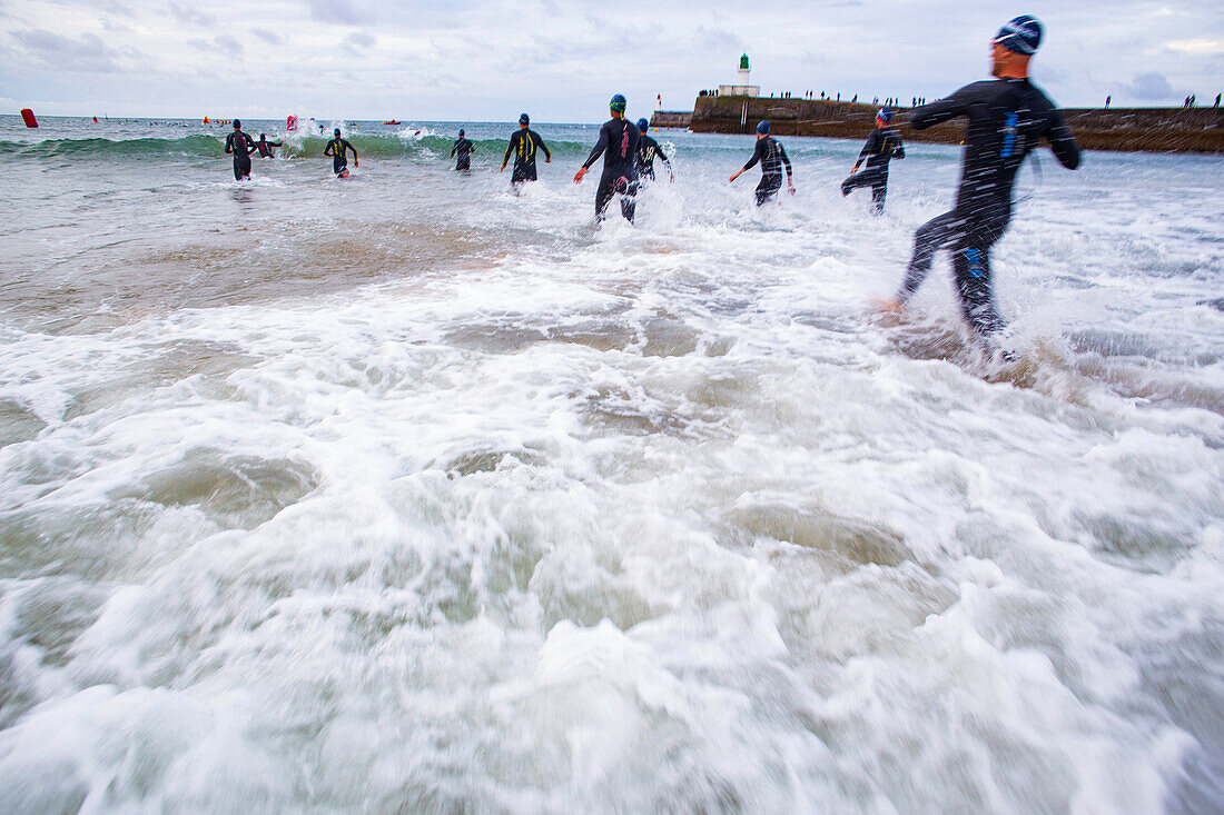 Frankreich,Les Sables d'Olonne,85,beim Start der 3. Auflage des Ironman auf dem Grande Plage,Sonntag 4. Juli 2021