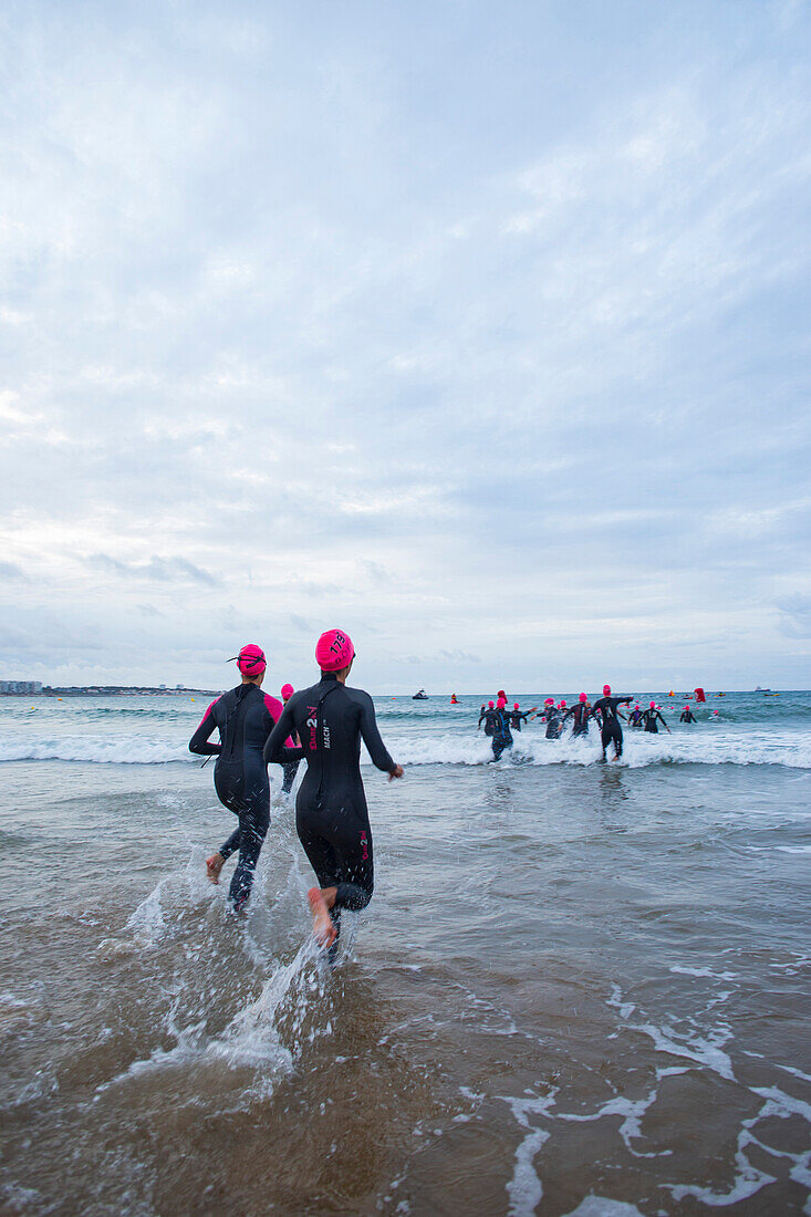 Frankreich,Les Sables d'Olonne,85,beim Start der 3. Auflage des Ironman auf dem Grande Plage,Sonntag 4. Juli 2021