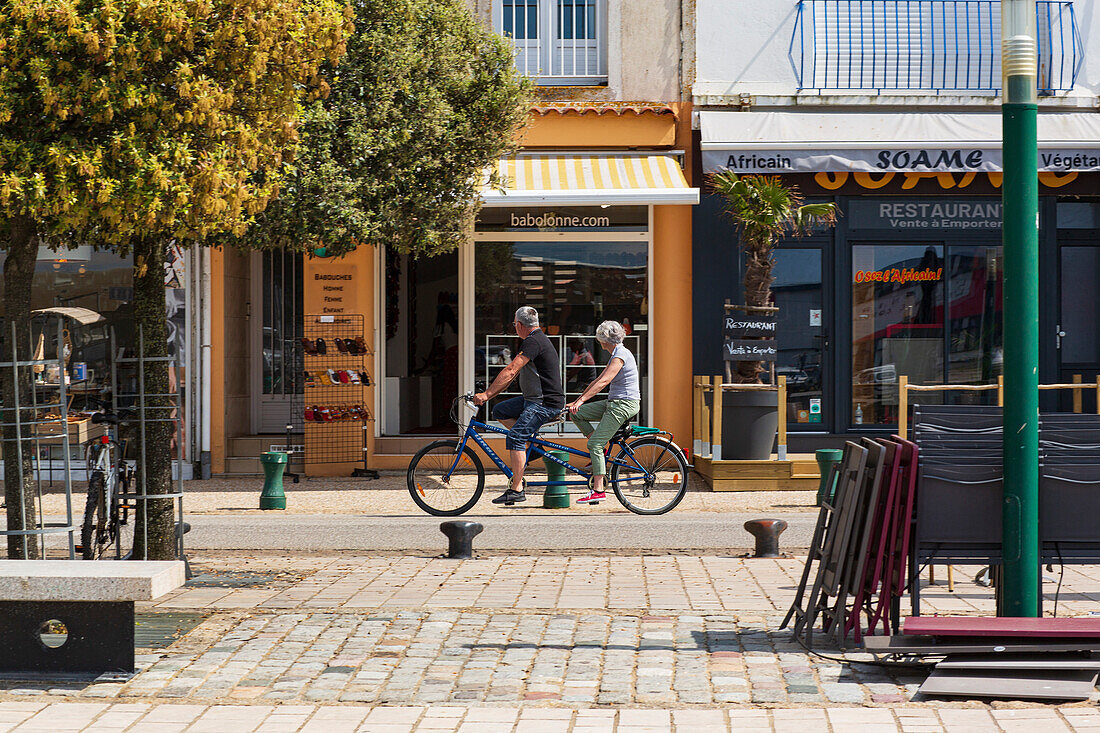 Frankreich,Les Sables d'Olonne,85,Quai E. Garnier,Seniorenpaar im Tandem,Mai 2021.