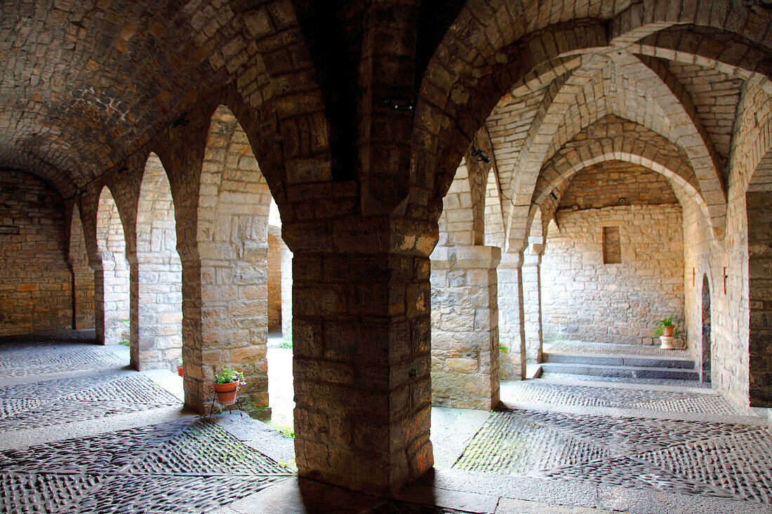 Spanien,Aragon,Provinz Huesca,Ainsa,mittelalterliches Dorf,der Kreuzgang der Kirche Santa Maria