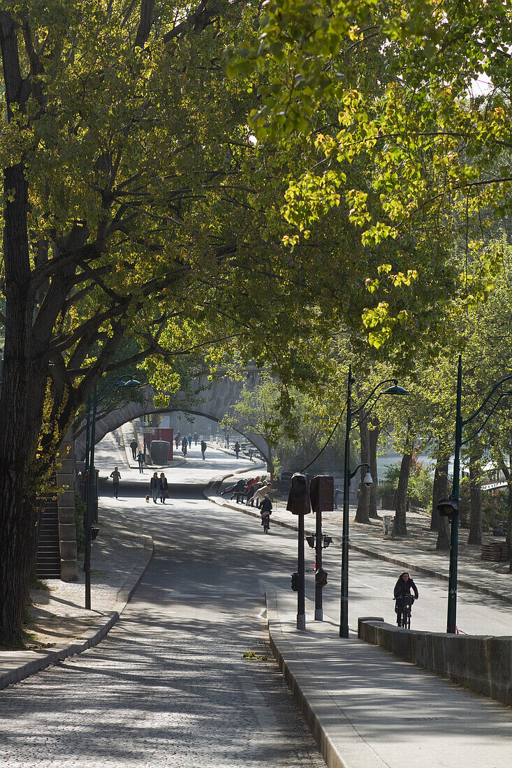 France,Paris,75,4th arrondissement,voie George Pompidou near the Quai des Celestins,spring morning