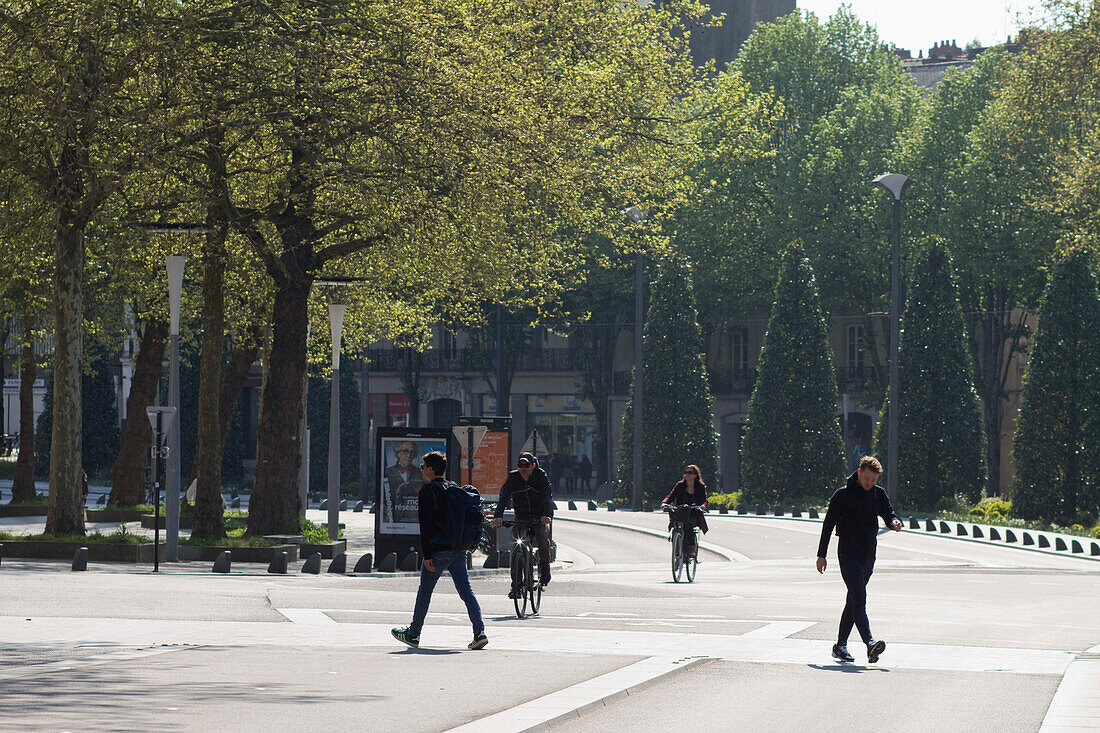 France,Nantes,44,Cours des 50 Otages,cyclists and pedestrians