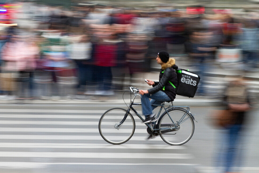 France,Paris,75,4th arrondissement,Quai de l'Hotel de ville,Uber Eats deliverer on a bike