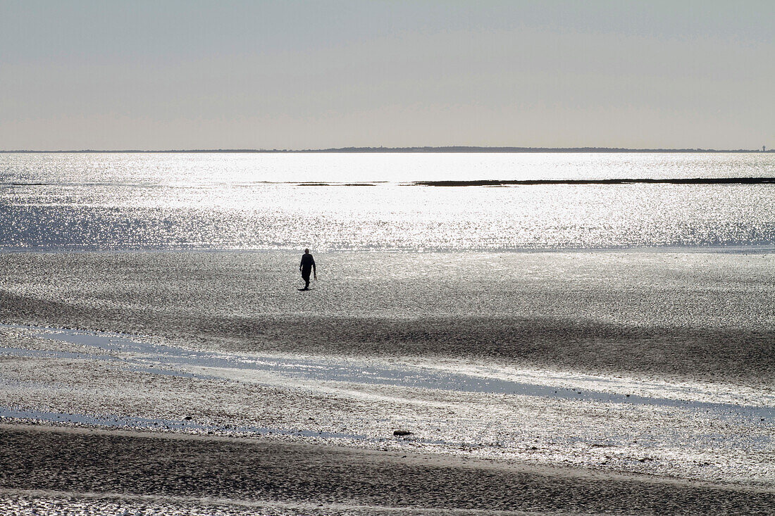 Frankreich,La Bernerie-en-Retz,Baie de Bourgneuf,44,Gestalt eines Mannes am Meer