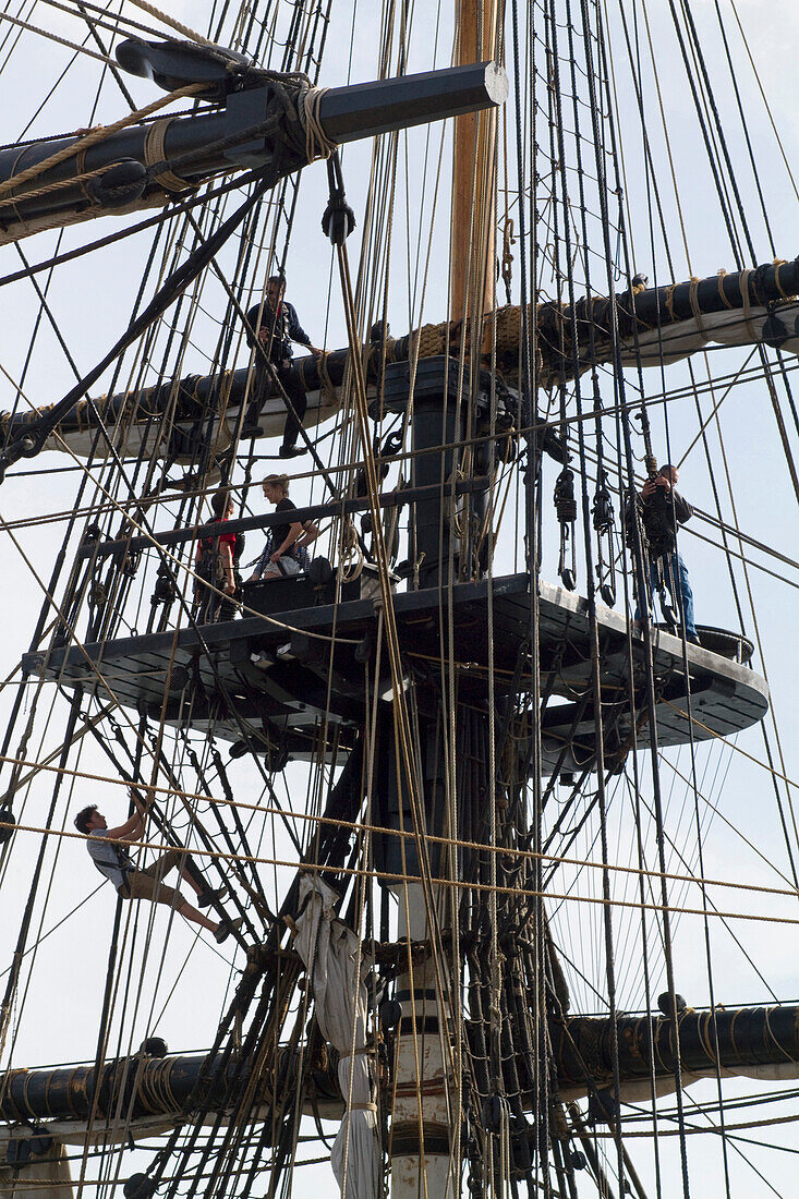 Frankreich,Nantes,44,Mann klettert auf die Takelage der Hermione,Fregatte der La Fayette,während der "Debord de Loire" 2019