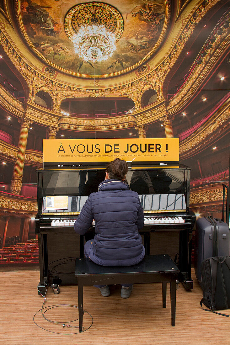 Frankreich,Tours,37,Junge Frau spielt Klavier in einem Bahnhof