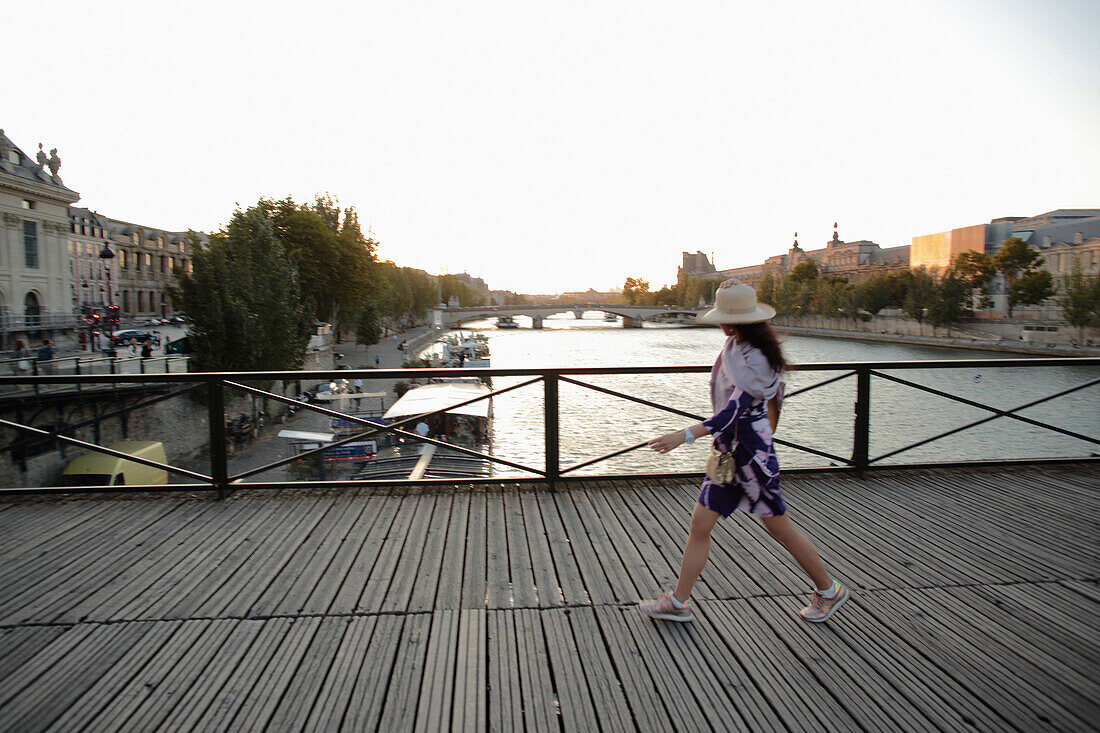 Frankreich,Paris,6. Bezirk,Frau geht auf der Passerelle des Arts.