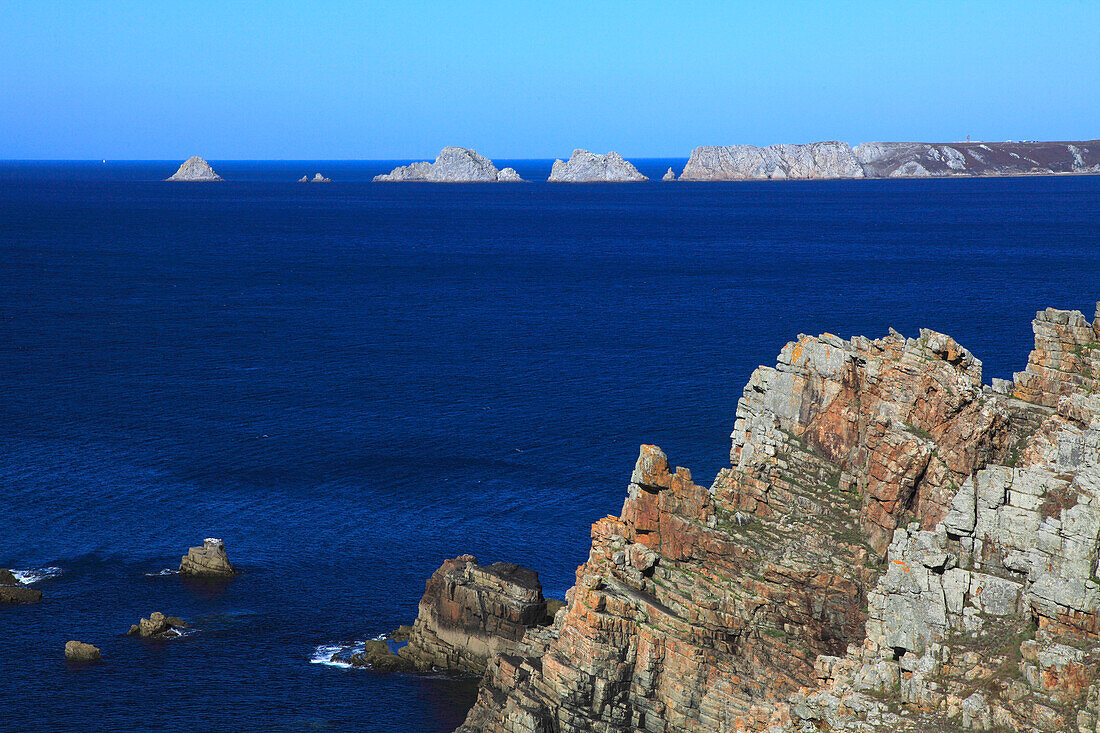 France,Brittany,Finistere department (29),Crozon peninsula,Crozon, pointe of Dinan,in the background Pointe of Pen Hir and the Tas de Pois