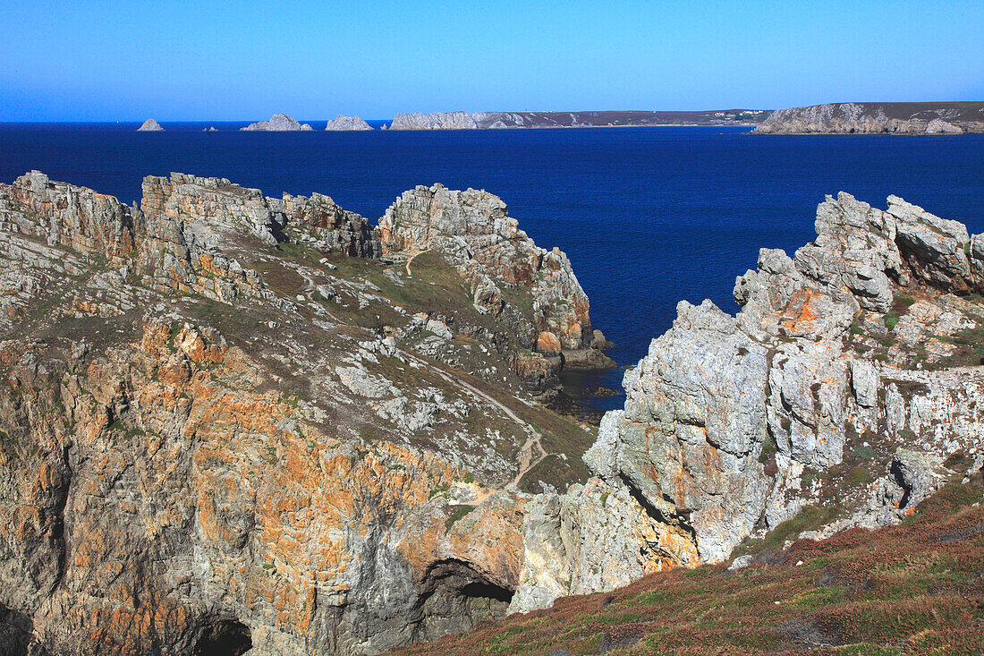 Frankreich,Bretagne,Departement Finistere (29),Halbinsel Crozon,Crozon, Pointe de Dinan,im Hintergrund Pointe de Pen Hir und der Tas de Pois