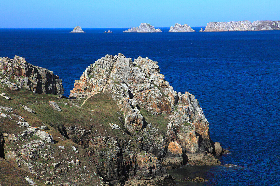 France,Brittany,Finistere department (29),Crozon peninsula,Crozon, pointe of Dinan,in the background Pointe of Pen Hir and the Tas de Pois