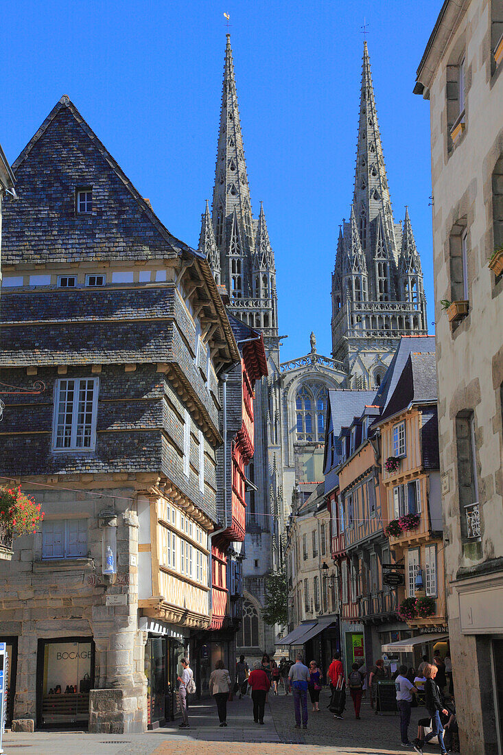 Frankreich,Bretagne,Departement Finistere (29),Quimper,Straße und Kathedrale Kereon