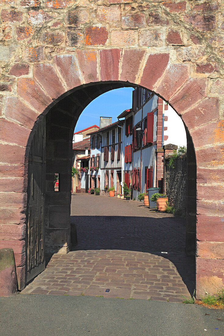 France,Nouvelle Aquitaine,Pyrenees atlantiques (64),Pays basque,basse navarre,Saint Jean Pied de Port,Saint Jacques gate