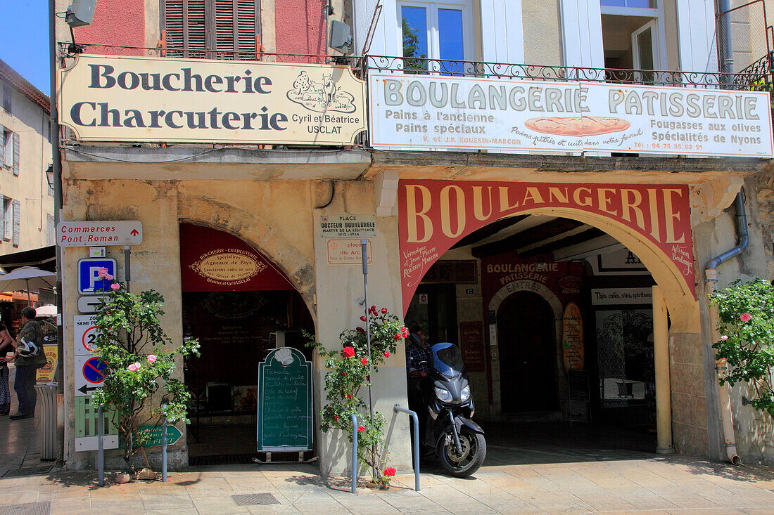 Frankreich,Auvergne Rhone Alpes,Drome department (26),Nyons,Arcades square