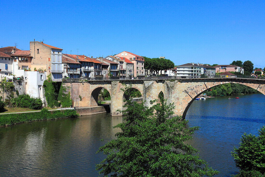 France,Nouvelle Aquitaine,Lot et Garonne department (47),Villeneuve sur Lot,old bridge and Lot river