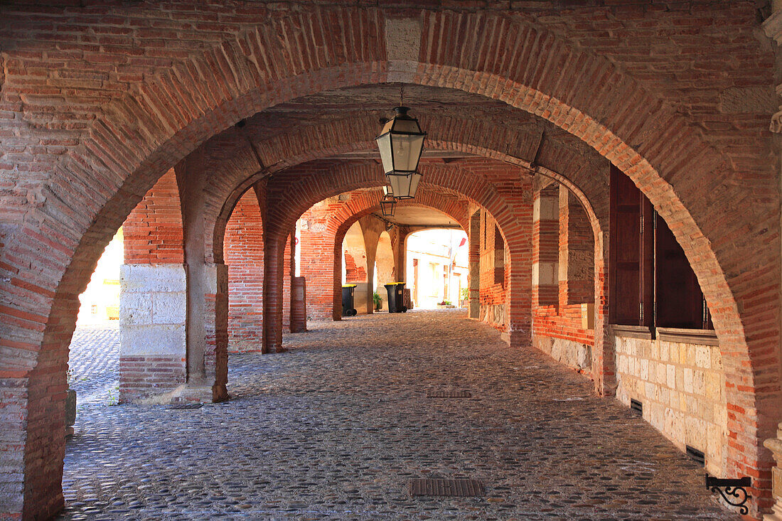 Frankreich,Okzitanien,Tarn et Garonne department (82),Auvillar,arcade square