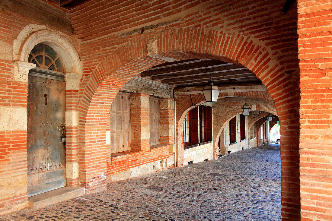 Frankreich,Okzitanien,Tarn et Garonne department (82),Auvillar,arcade square