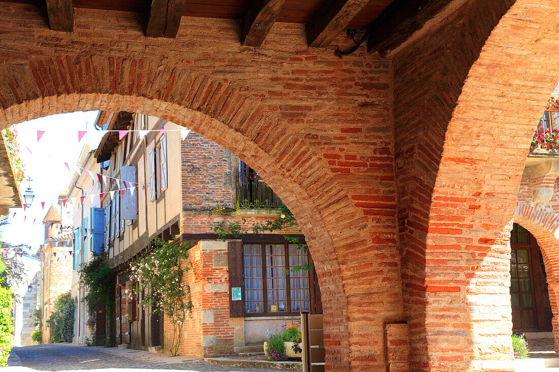 Frankreich,Okzitanien,Tarn et Garonne department (82),Auvillar,arcade square