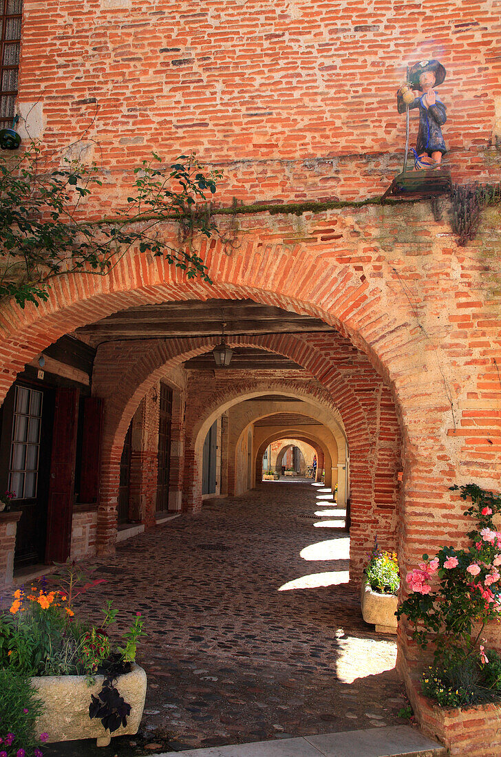 Frankreich,Okzitanien,Tarn et Garonne department (82),Auvillar,arcade square