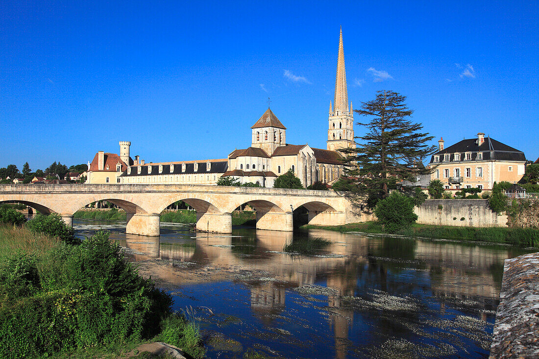 Frankreich,Nouvelle Aquitaine,Vienne department,Saint Savin abbey (Unesco worl heritage) and Gartempe river