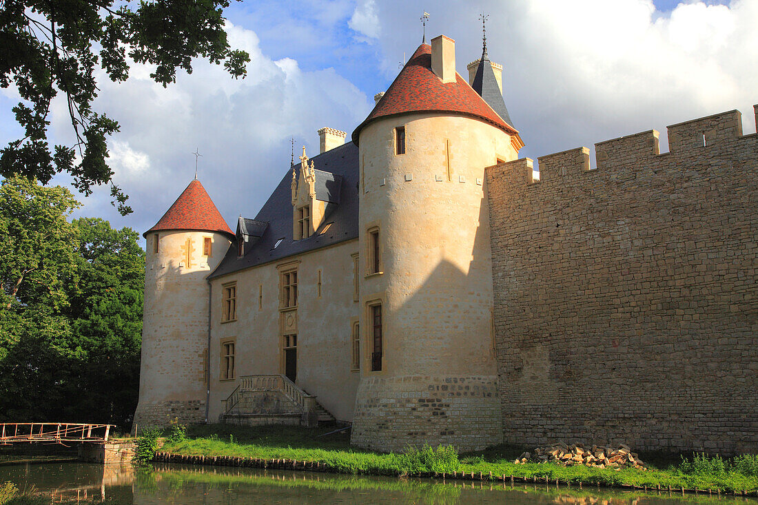 Frankreich,Centre Val de Loire,Cher department,Ainay le Vieil castle (Burg)