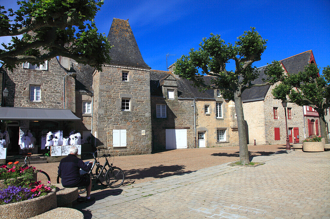 France,Pays de la Loire,Loire Atlantique (44),Piriac sur Mer,church square