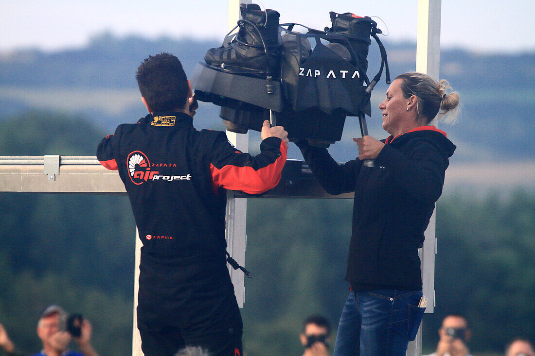 Erfolgreiche Überquerung des Ärmelkanals am 04.08.2019 durch Franky Zapata, den Mann, der mit seinem Flyboard fliegt. Mit Chrystel Zapata