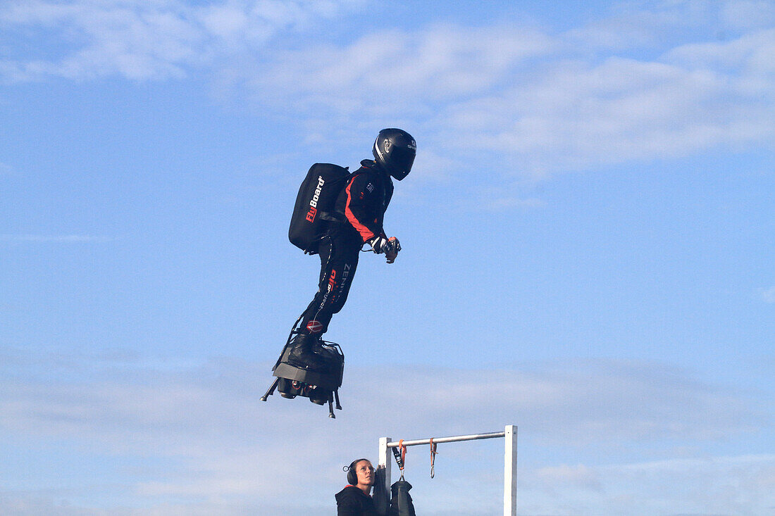 Erfolgreiche Überquerung des Ärmelkanals am 04.08.2019 durch Franky Zapata, den Mann, der mit seinem Flyboard fliegt. Mit Chrystel Zapata