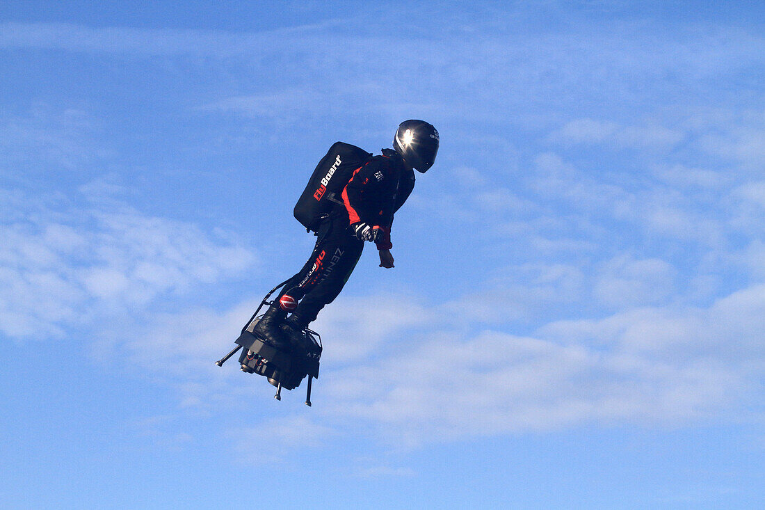 Departure of the crossing of the Channel successful on 04/08/2019 by Franky Zapata,the man flying with his Flyboard