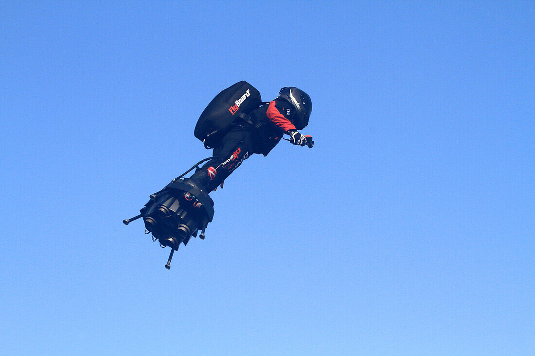 Erfolgreiche Überquerung des Ärmelkanals am 04.08.2019 durch Franky Zapata, den Mann, der mit seinem Flyboard fliegt. Mit Chrystel Zapata