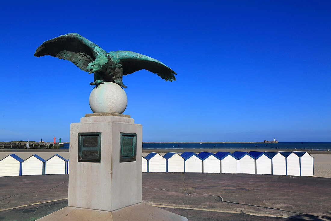 Frankreich,Hauts de France,Pas de Calais,Boulogne sur Mer,Strand,Strandhütten,Adlerstatue