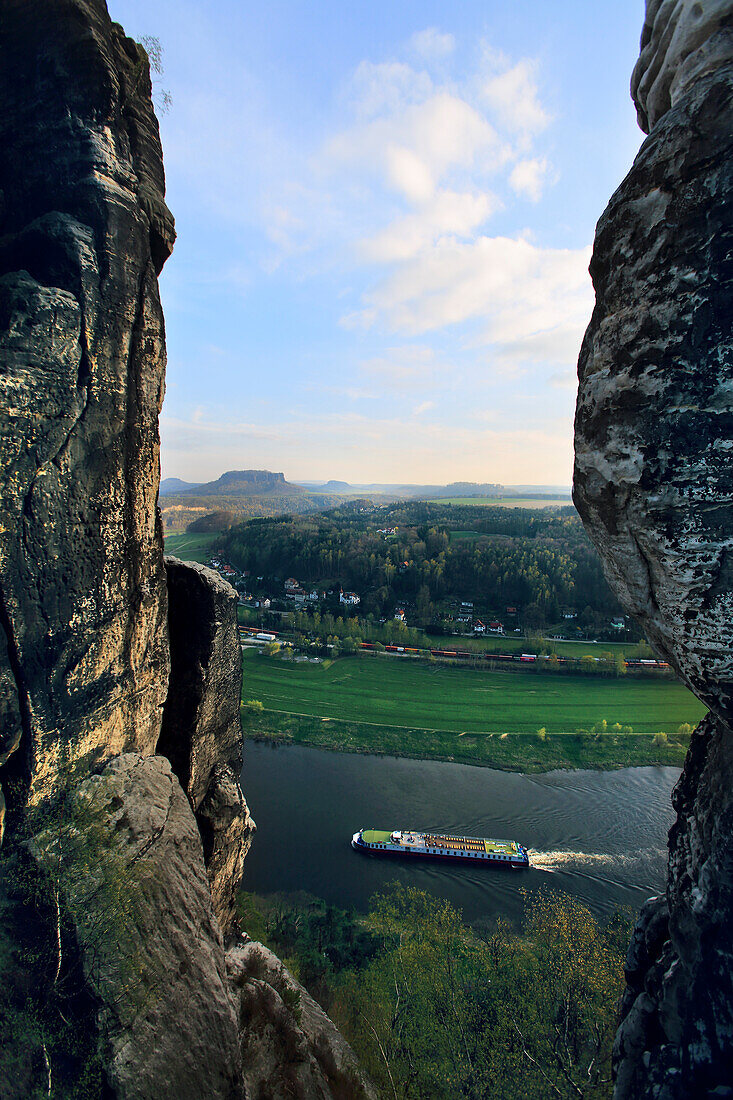 Deutschland,Sachsen,Sächsische Schweiz,Sandsteinfelsen. Elbe