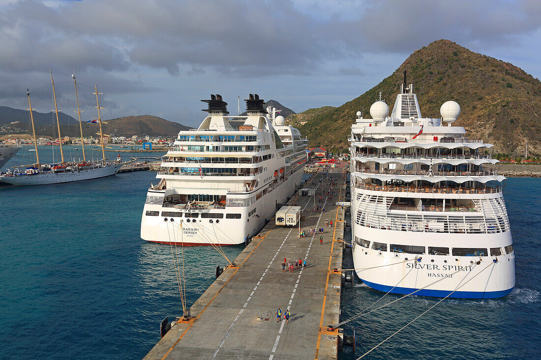 Karibik,Sint Maarten,Kreuzfahrtschiffe im Hafen. Philipsburg