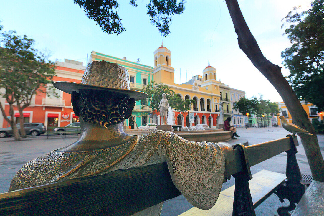 Usa,Puerto Rico,San Juan. Statue des Puerto Ricanischen Komponisten Catalino „Tite“ Curet Alonso in der Plaza de Armas.