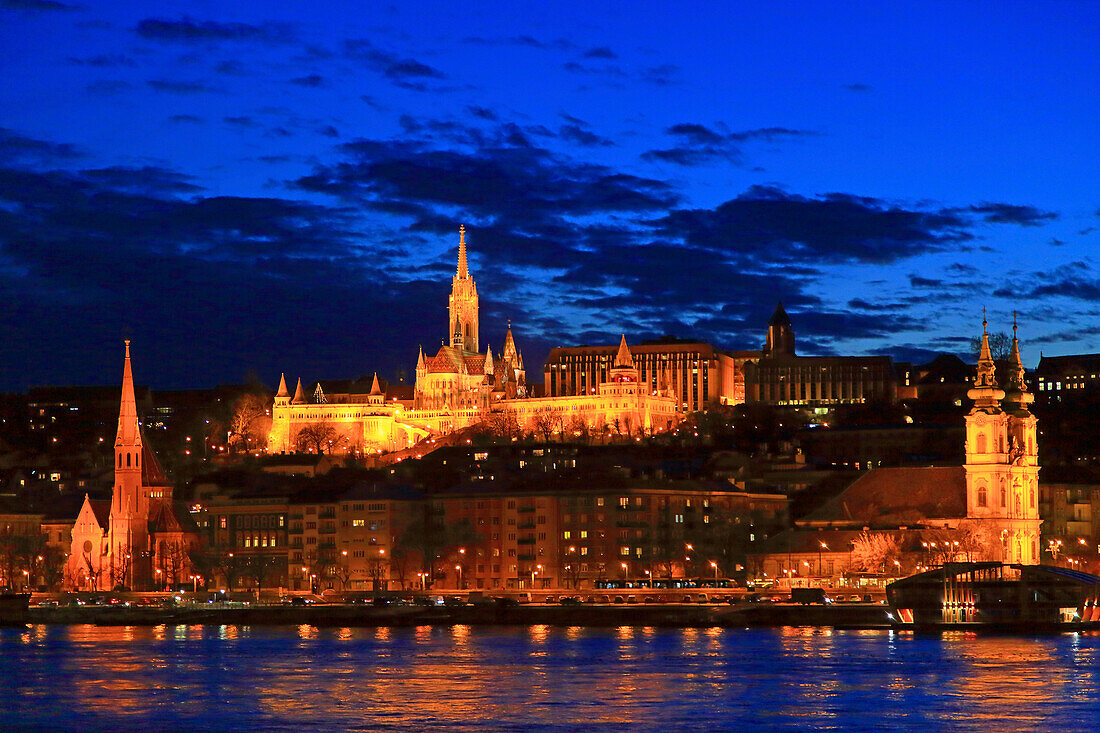 Europa,Hungary,Budapest. Donau Fluss und 3 Kirchen