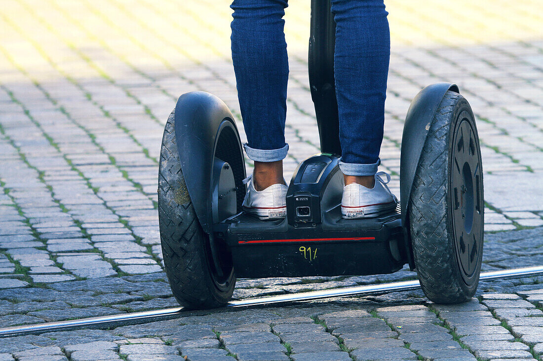 Self-balancing unicycle