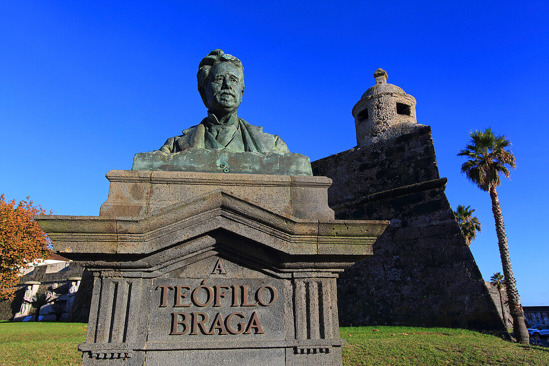 Insel Sao Miguel, Azoren, Portugal. Ponta Delgada. Festung Sao Bras. Statue von Eophilo Braga