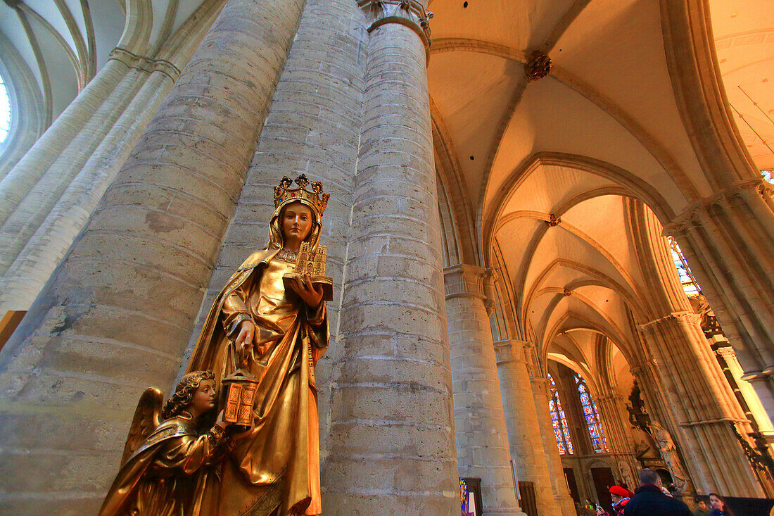 Europa,Belgien,Brüssel. Kathedrale Saint-Michel und Gudule. Statue des Heiligen Gudule