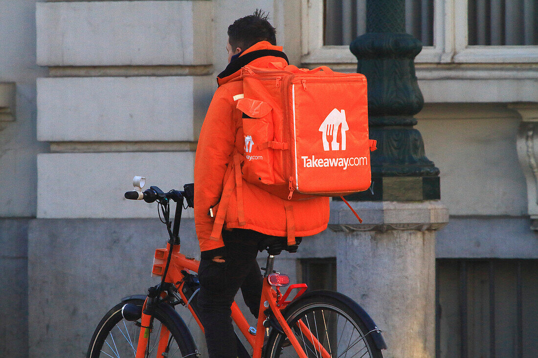 Essenslieferung mit dem Fahrrad. Zum Mitnehmen