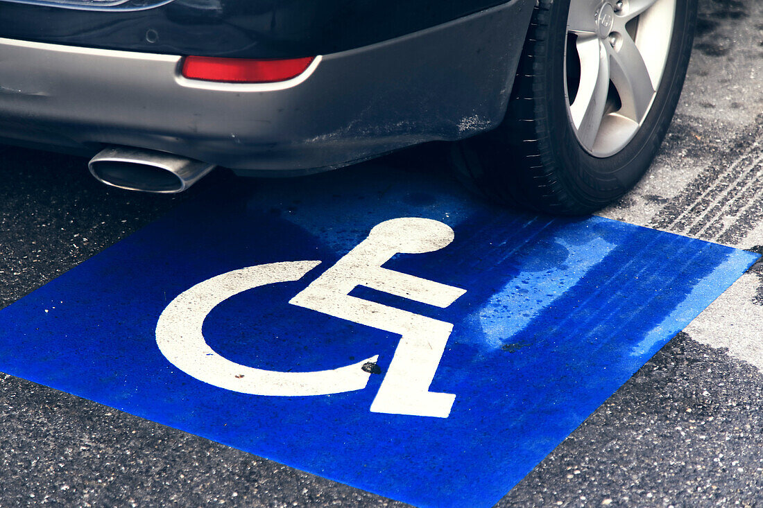 Schlecht geparktes Auto auf Behindertenplatz