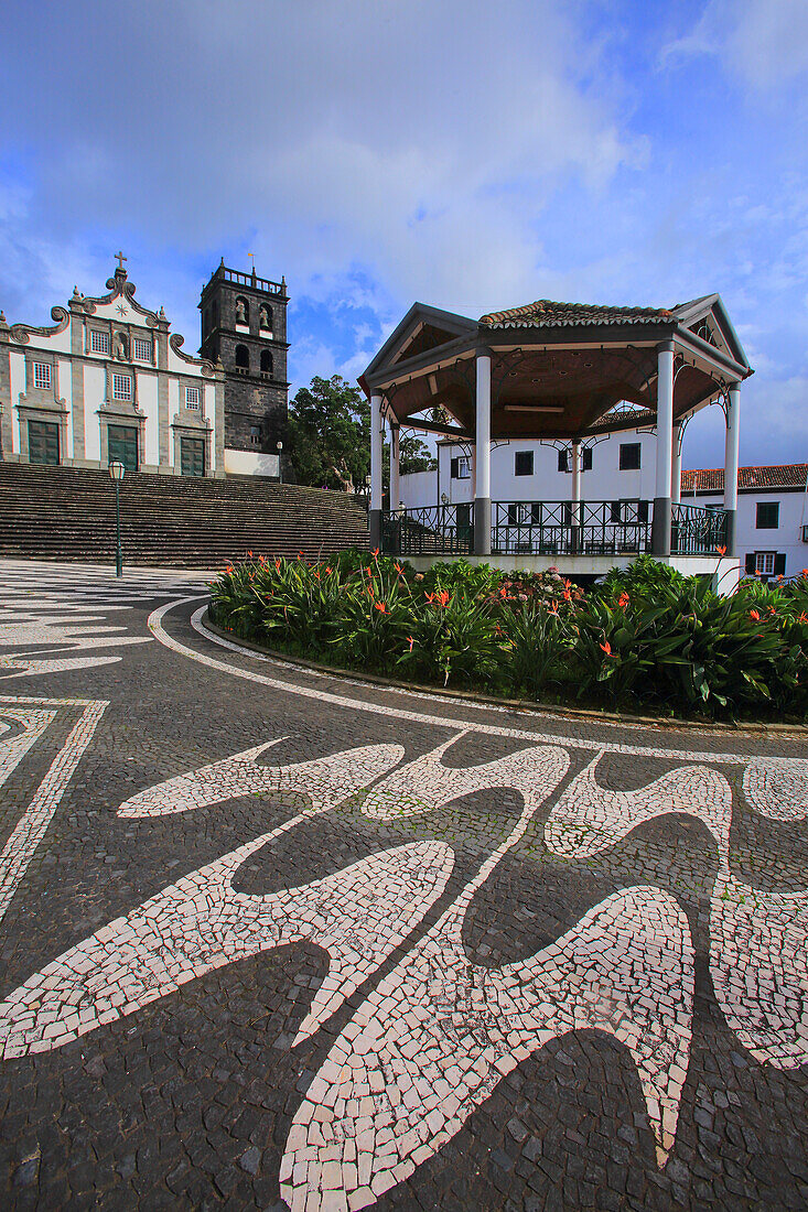 Insel Sao Miguel, Azoren, Portugal. Ribeira Grande. calcada portuguesa. Igreja Matriz de Nossa Senhora da Estrela