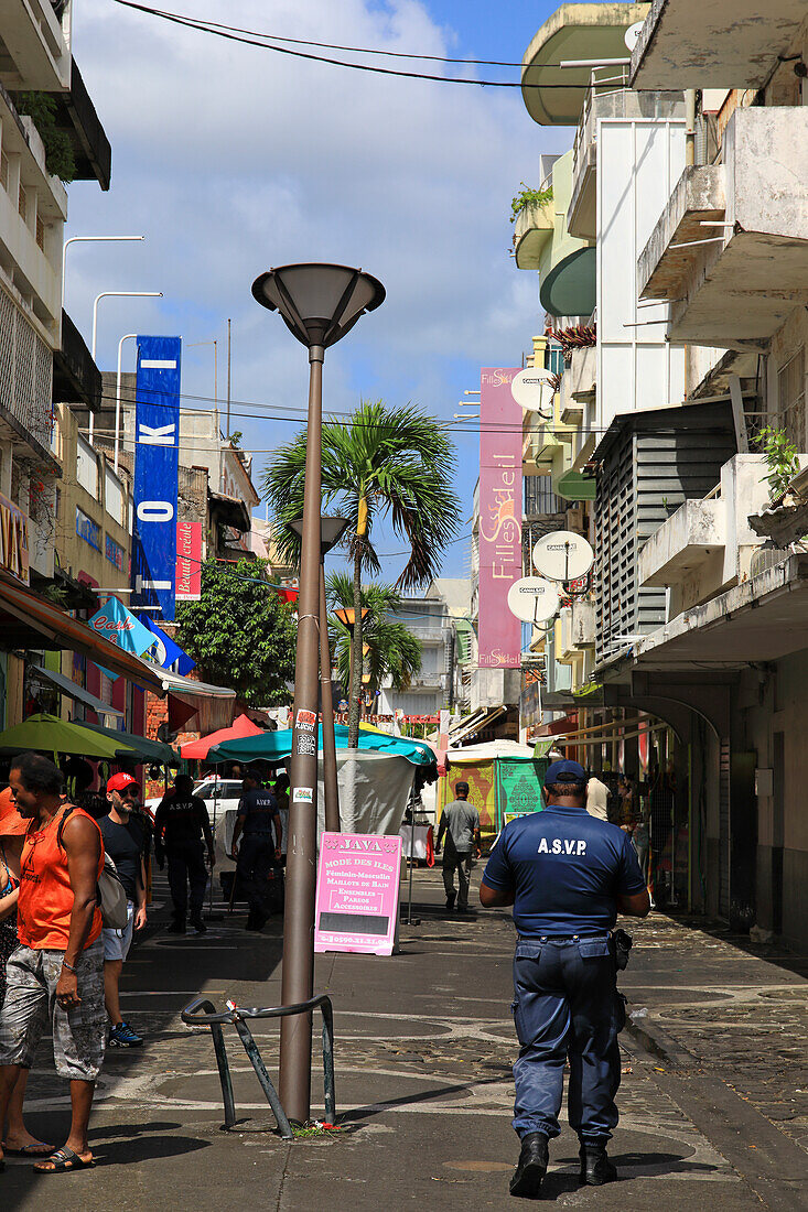 Frankreich, Französische Antillen, Guadeloupe. Pointe a Pitre. Polizist Straße Saint-John-Perse