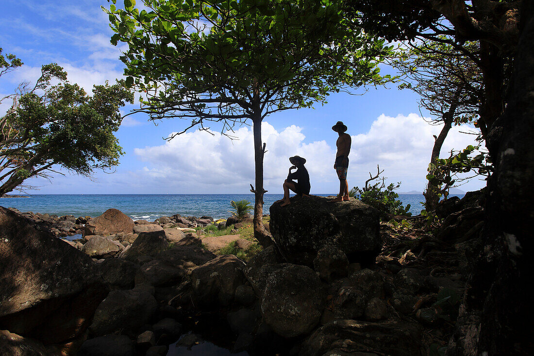 Frankreich,Französische Antillen,Guadeloupe.Pärchen am Meeresufer