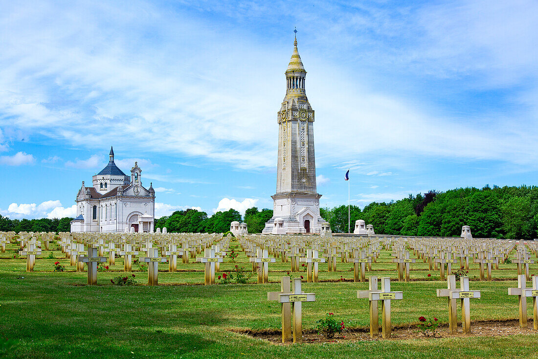 Frankreich,Hauts de France,Pas de Calais. WWII-Denkmal,Notre Dame de Lorette. Ablain saint nazaire