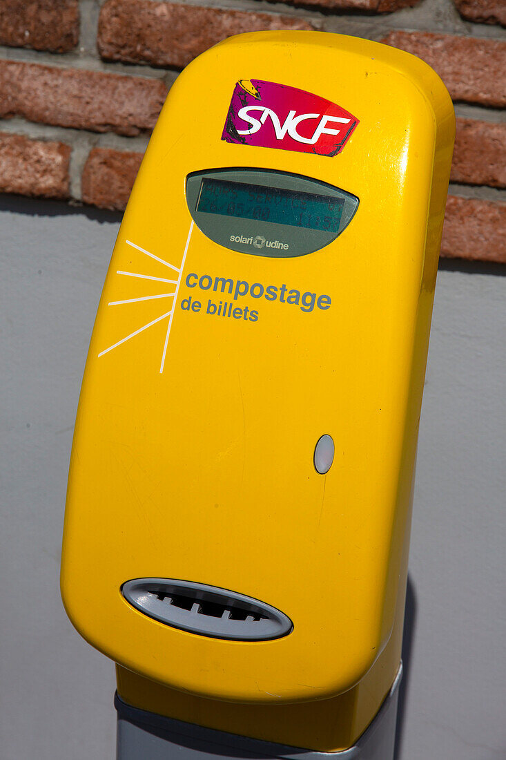 Yellow terminal for composting SNCF train tickets