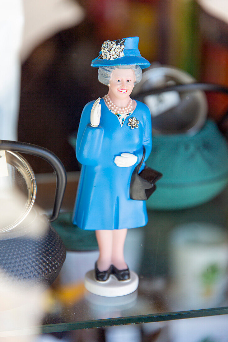 Statuette of the Queen of England