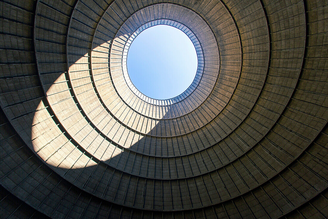 Europa,Belgien,Charleroi. Electrabel Kühlturm