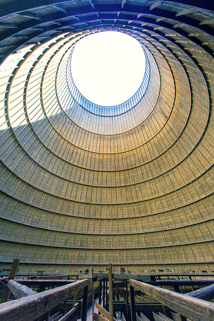 Europa,Belgien,Charleroi. Electrabel Kühlturm