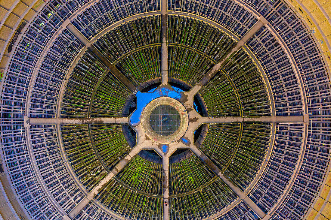 Europe,Belgique,Charleroi. Electrabel cooling tower