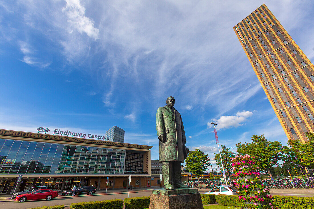 Europa,Niederländisch. Eindhoven. Das Studentenhotel. Der Bahnhof. Anton-Philips-Statue