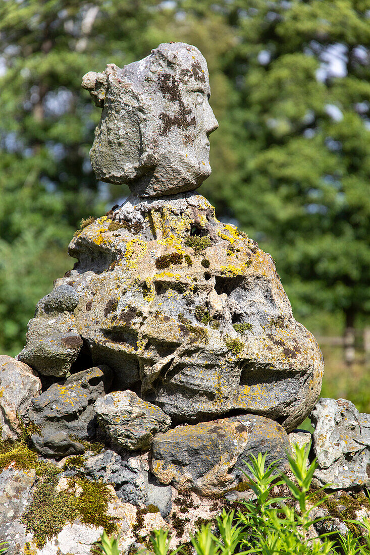 Europa,Skandinavien,Schweden. Sjöbo. Loevestad Geschnitzte Statuen. Hembygdsmuseum